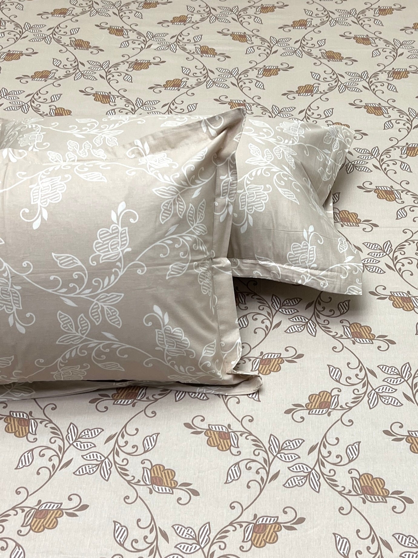 A-4286 - Pure Cotton 210 TC King Size Double Bedsheet (274X274) with Two Pillow Covers (50X76)