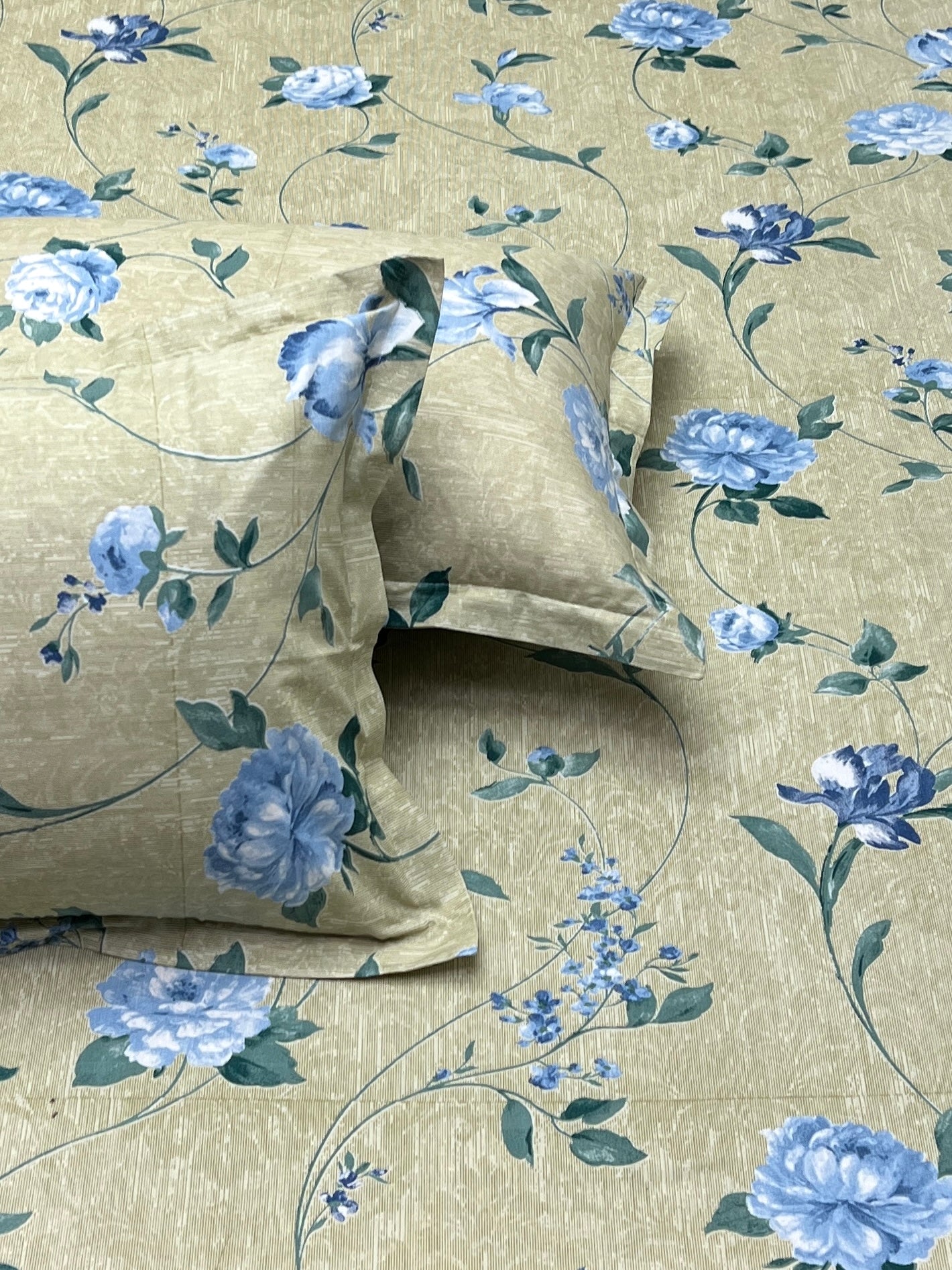 A-4386 - Pure Cotton 180 TC Super King Size Double Bedsheet (274X304) with Two Pillow Covers (50X76)