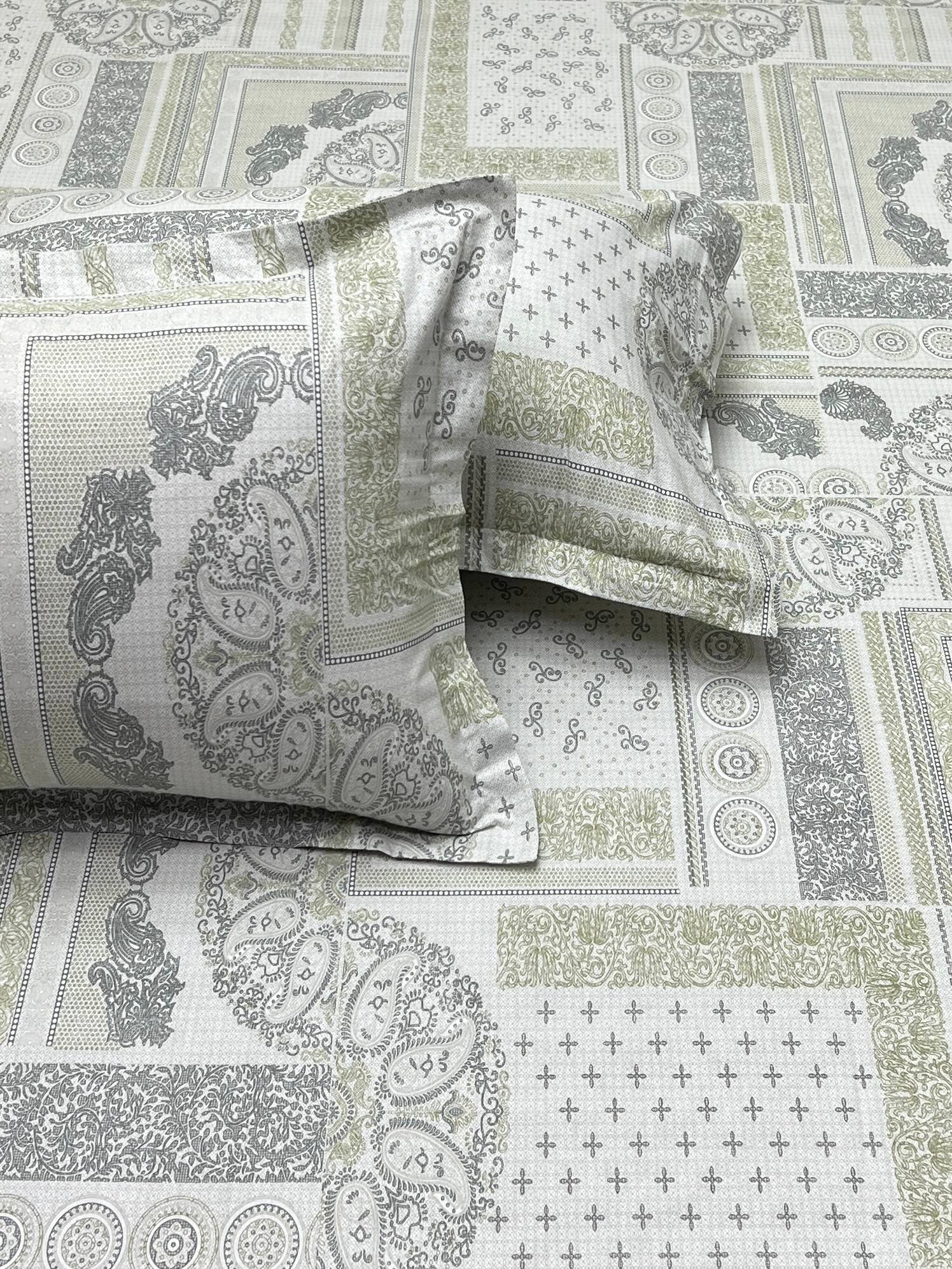 A-4397 - Pure Cotton 180 TC Super King Size Double Bedsheet (274X304) with Two Pillow Covers (50X76)