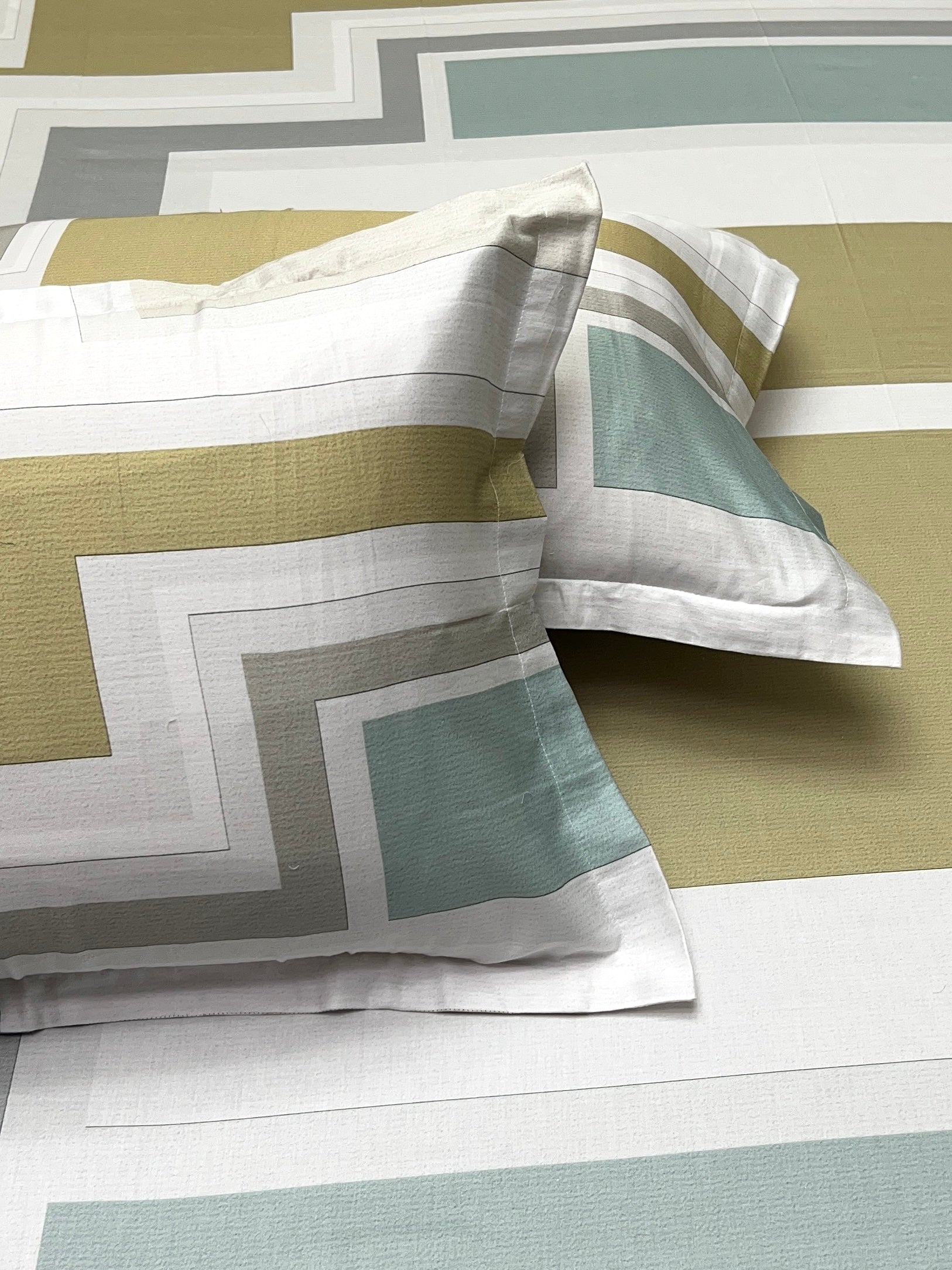 A-4460 - Pure Cotton 300 TC King Size Digital Print Double Bedsheet (274X274) with Two Pillow Covers (50X76)