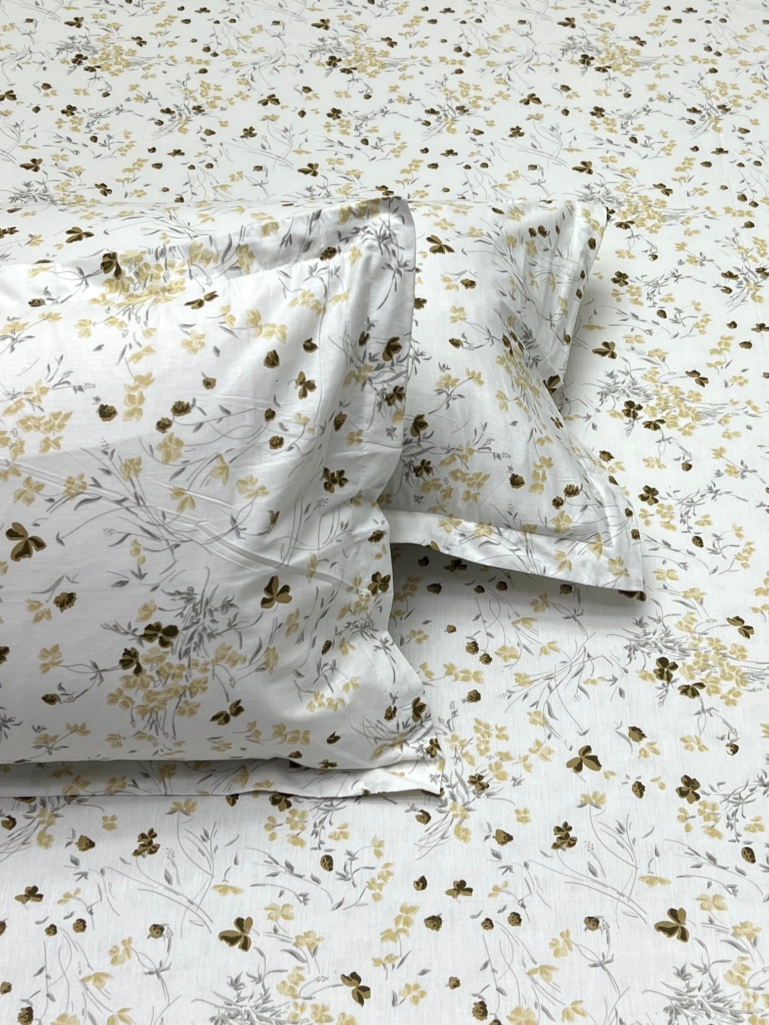 A-4487 - Pure Cotton 210 TC King Size Double Bedsheet (274X274) with Two Pillow Covers (50X76)