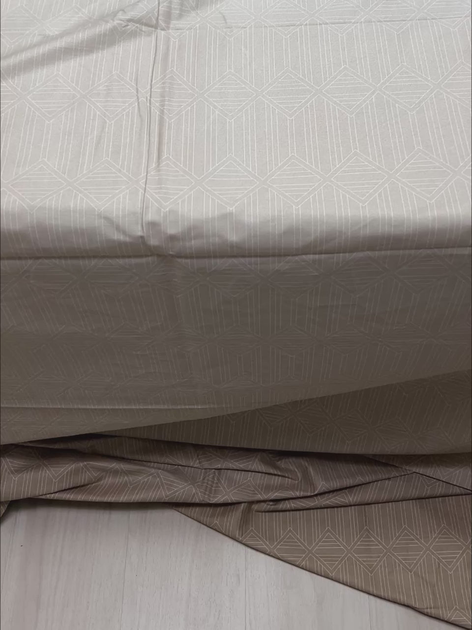 A-4741 - Pure Cotton 300 TC King Size Digital Print Double Bedsheet (274X274) with Two Pillow Covers (50X76)